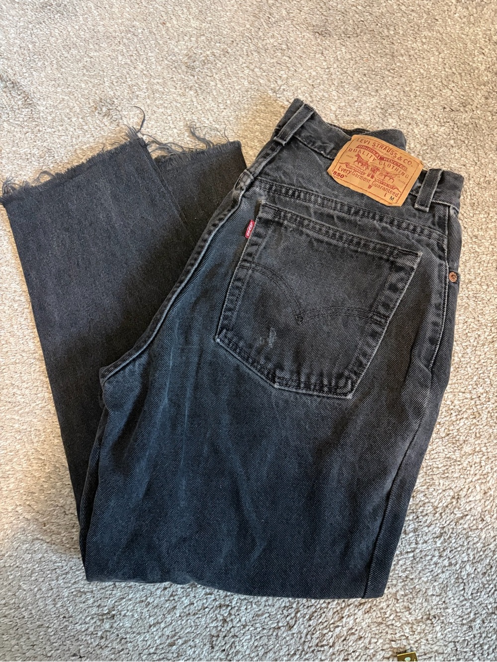 Vintage Levi 550 (red label) Relax Fit Tapered Leg. Frayed Hem. High Waisted